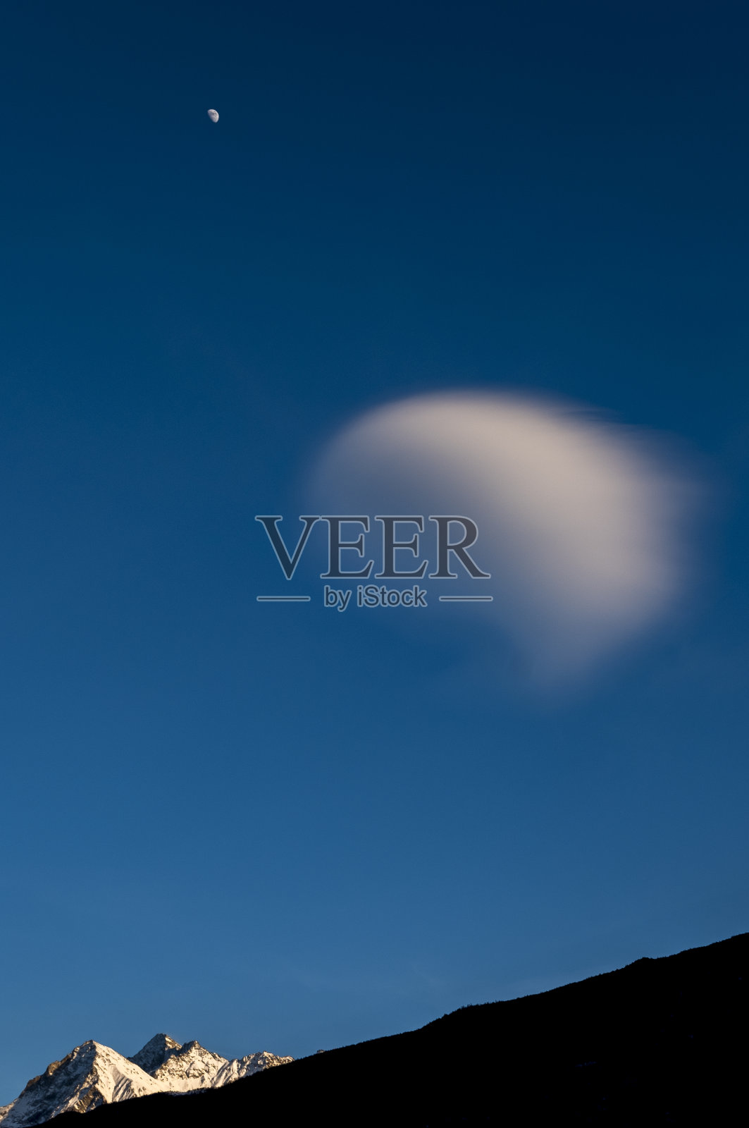 山，月亮和云照片摄影图片