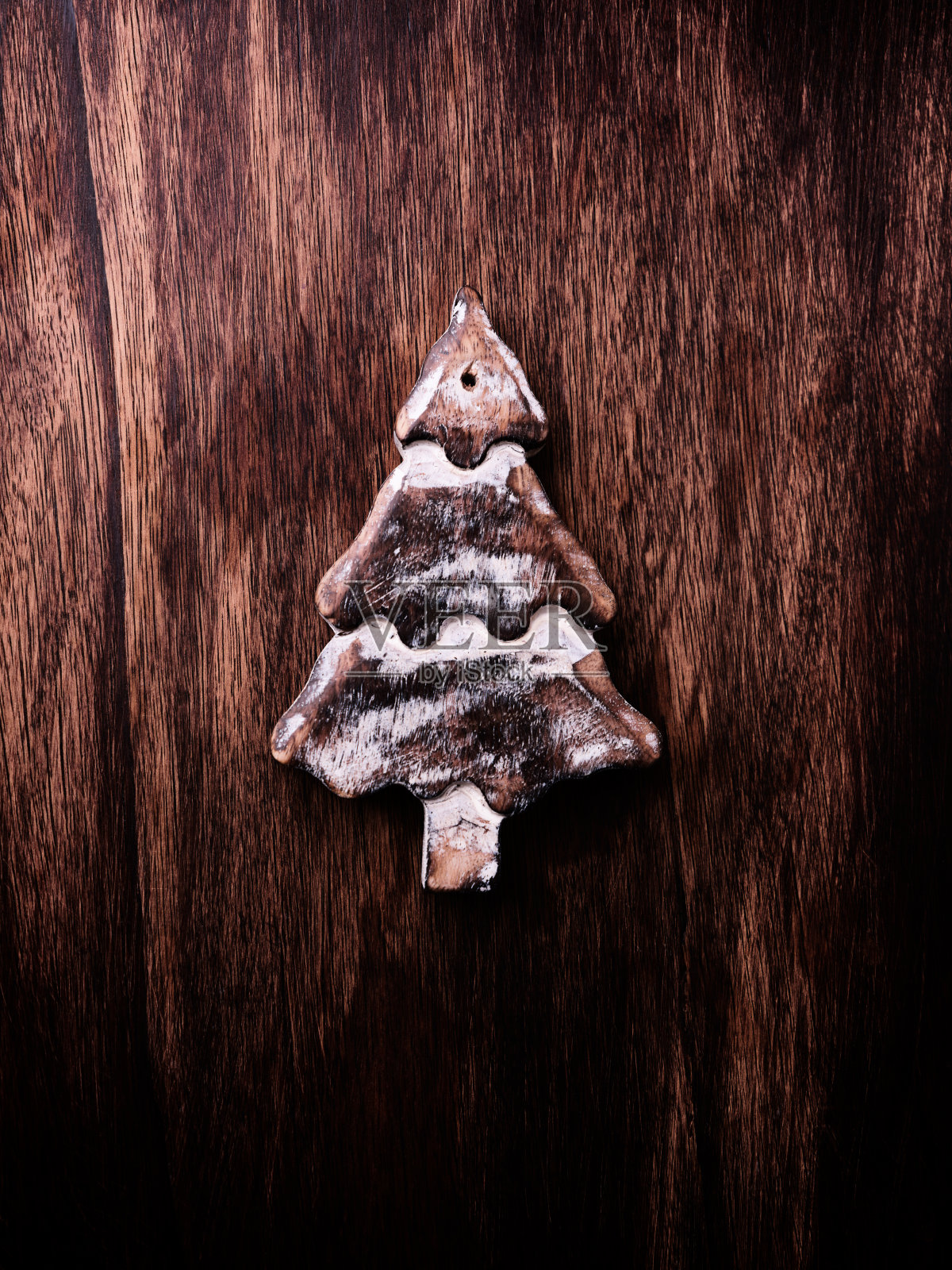 黑色木制背景上的圣诞装饰品。软的焦点。前视图。副本的空间。照片摄影图片