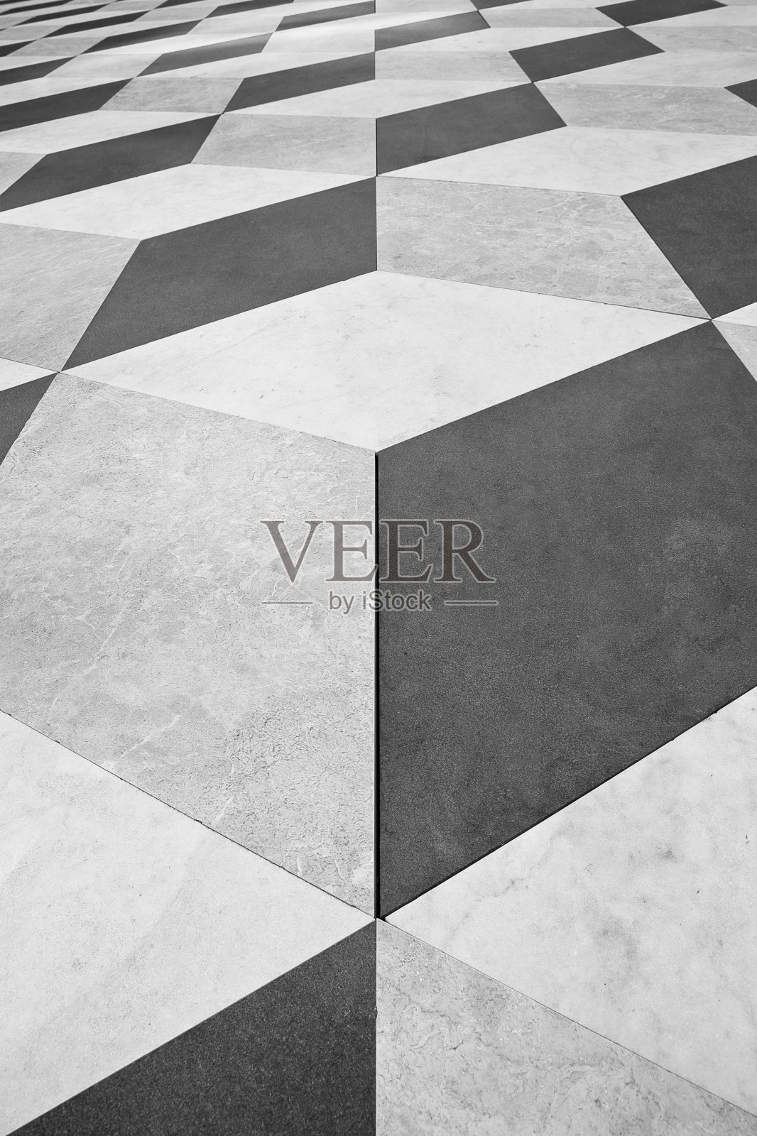 在步行区用钻石形的白、黑、灰三种颜色的石块铺成的现代路面照片摄影图片