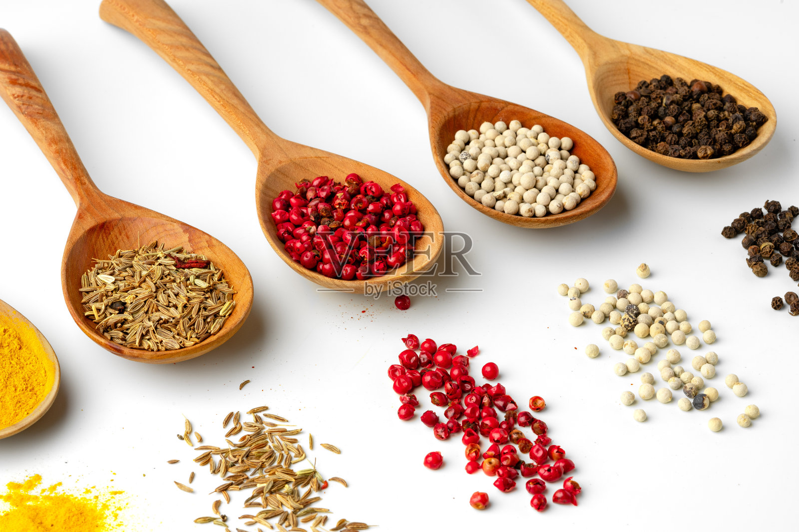 在白色的背景上分离出各种香料的木勺照片摄影图片