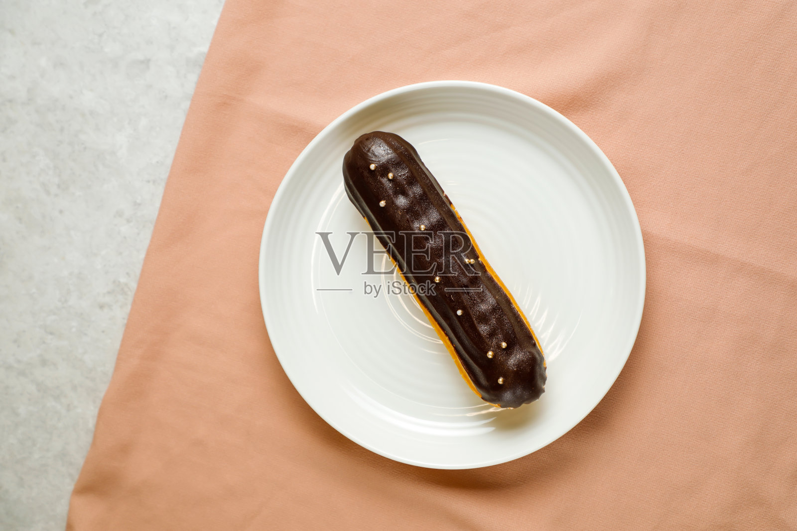 巧克力泡芙装在盘子里，单独放在餐巾纸上照片摄影图片