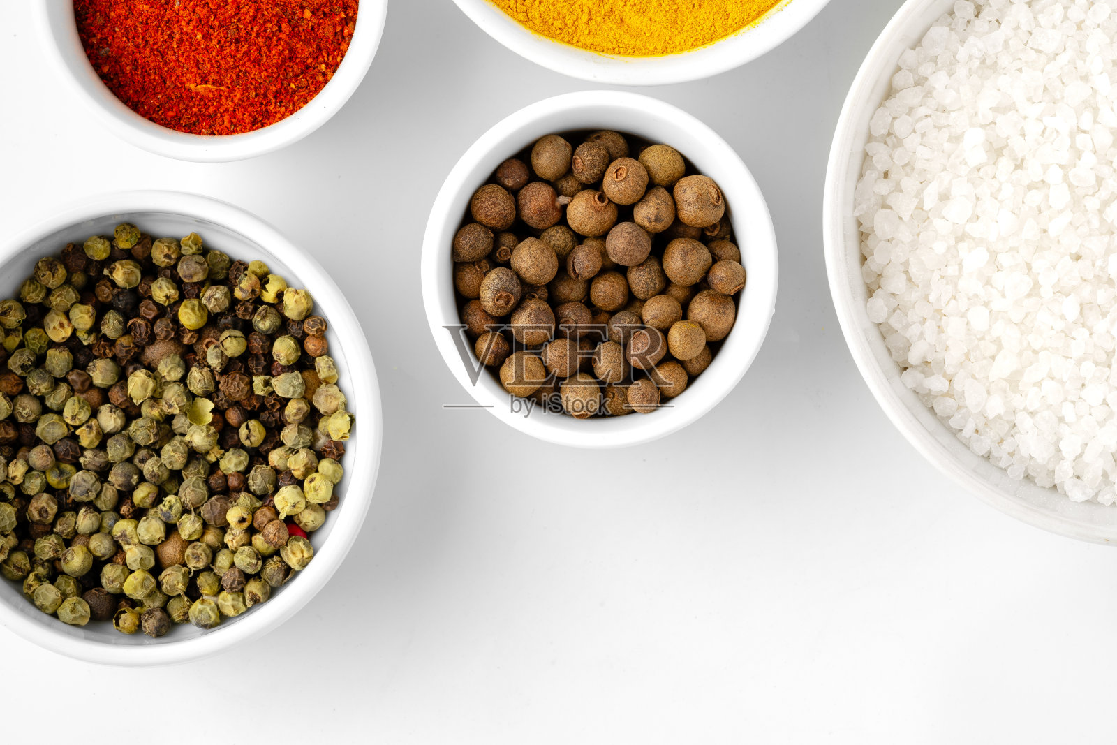 白色背景的碗里盛着各种香料照片摄影图片