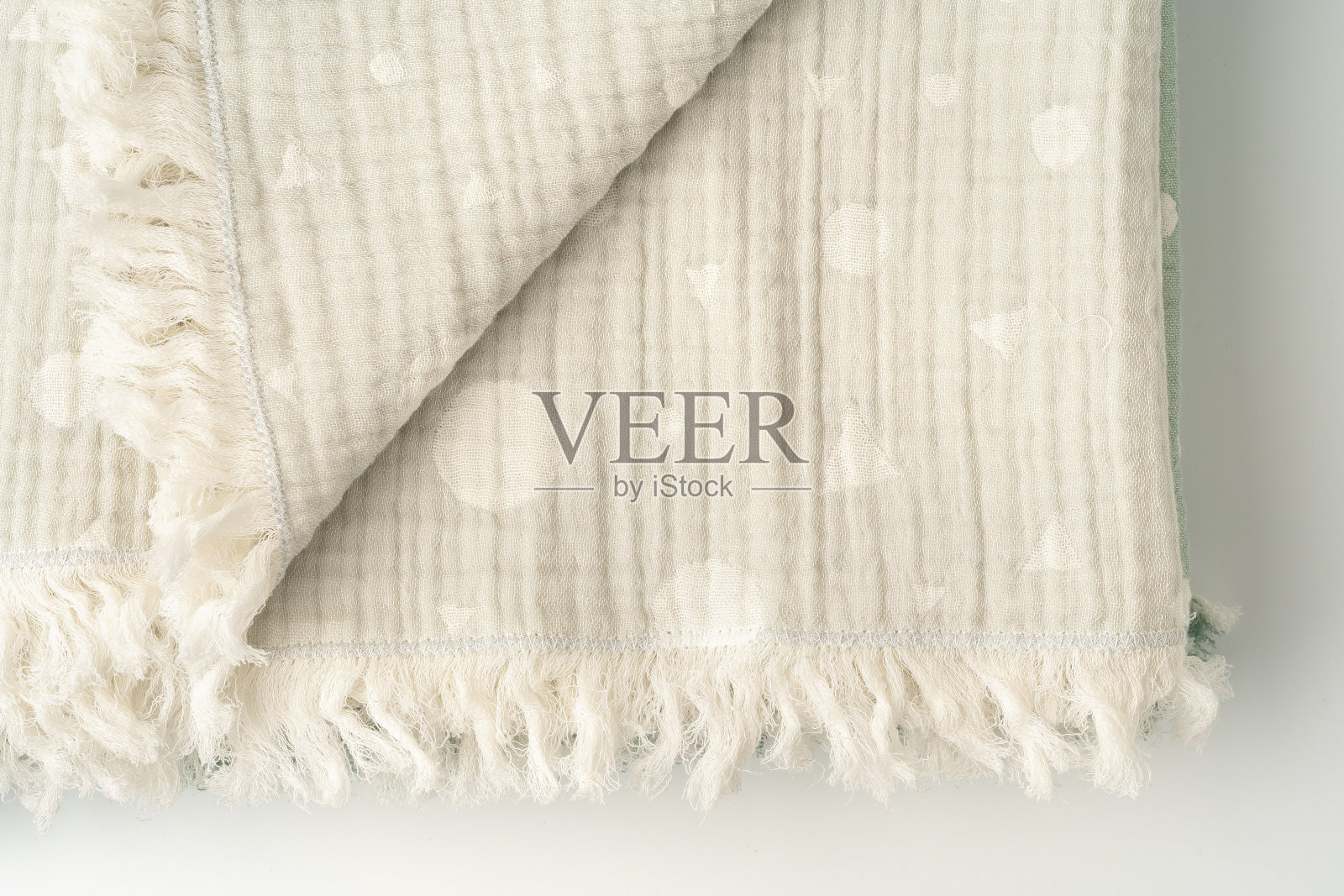 白色背景的灰色棉布儿童毛毯照片摄影图片