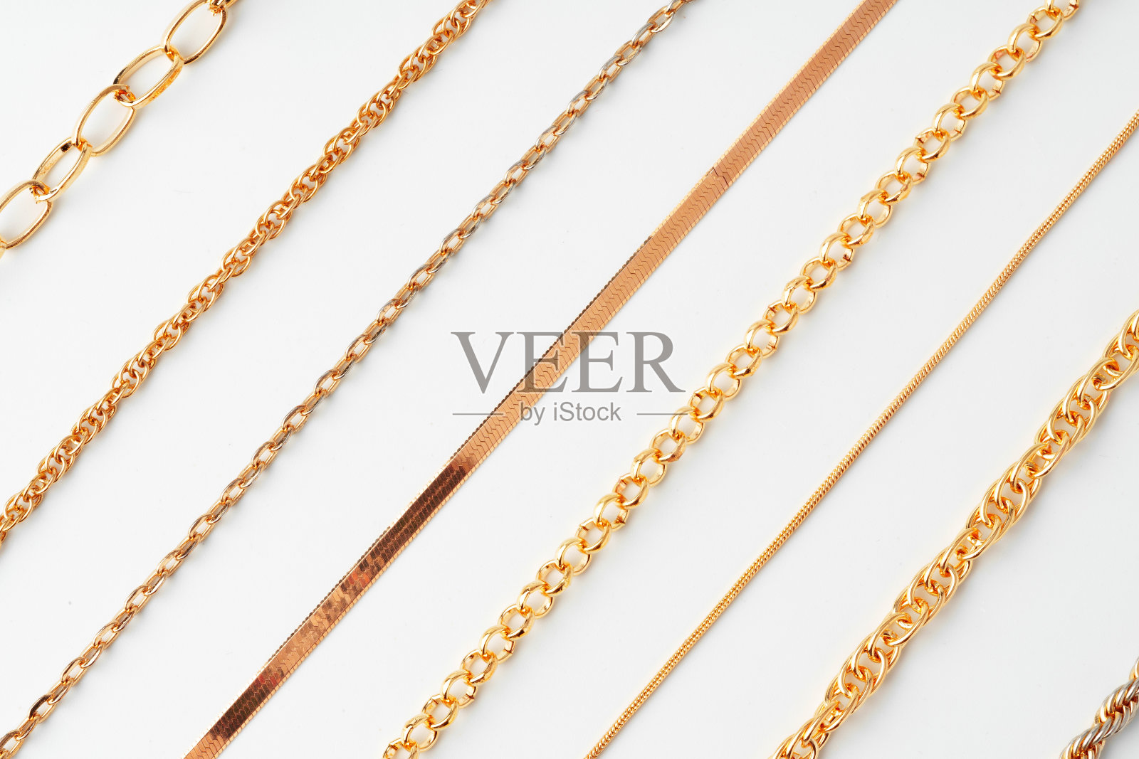 白色背景上的黄金项链照片摄影图片