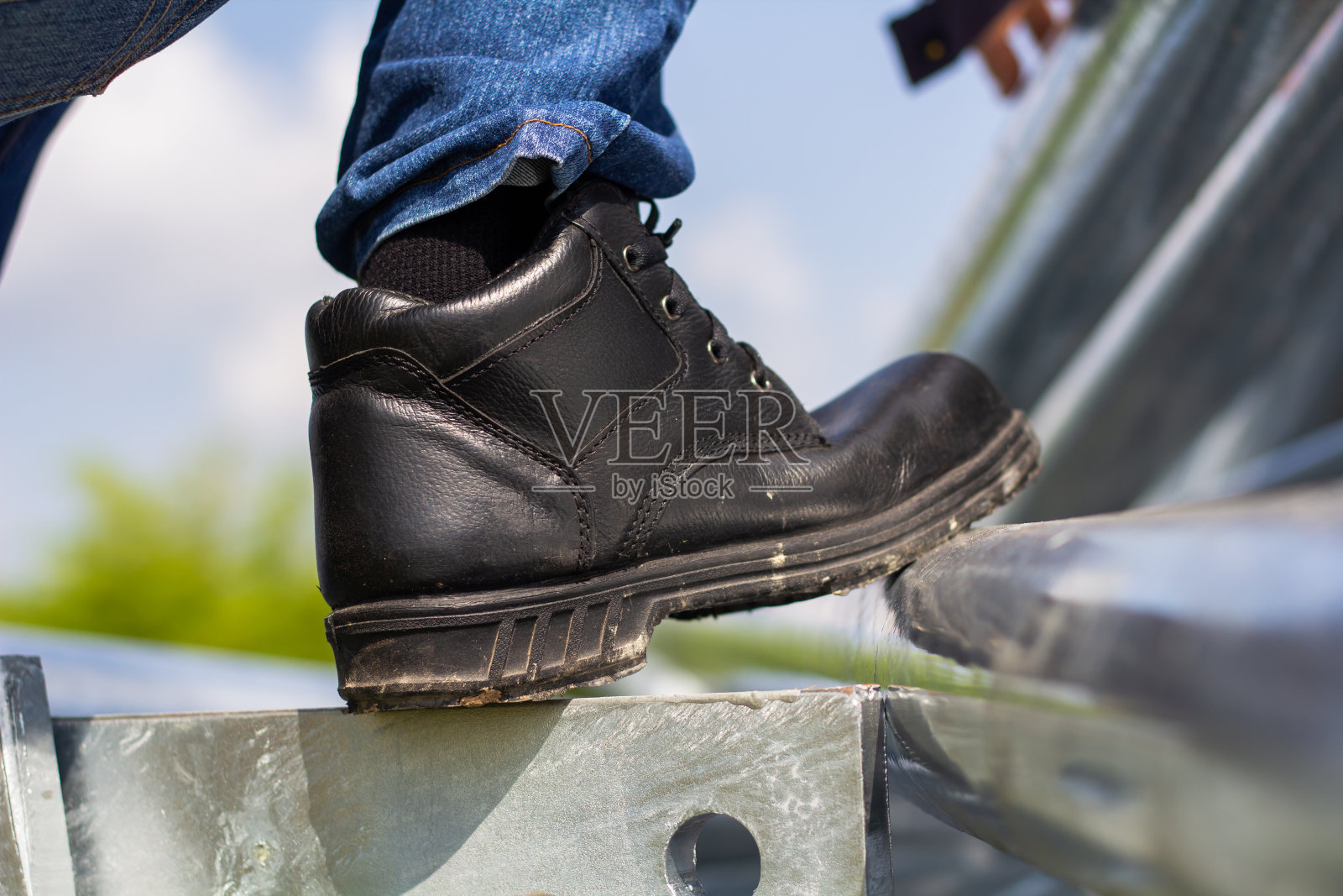 穿安全鞋，确保工作安全。照片摄影图片