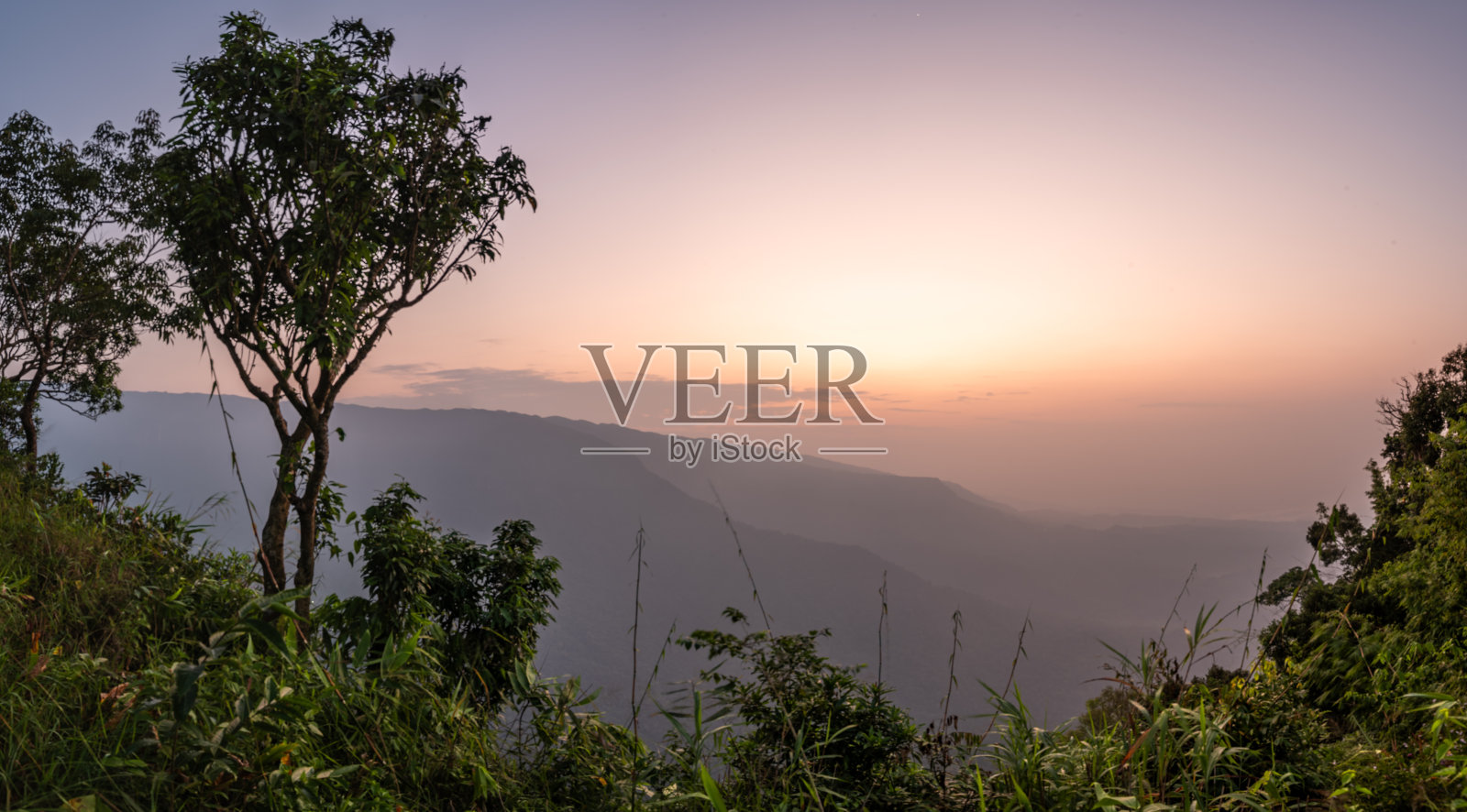 印度梅加拉亚邦契拉朋吉附近Laitkynsew日出全景图照片摄影图片