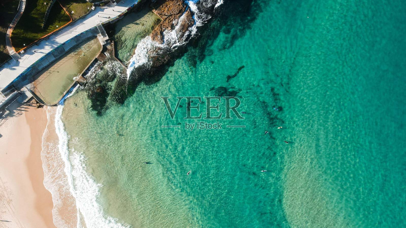 在阳光明媚的日子里，鸟瞰美丽平静的碧绿海水照片摄影图片