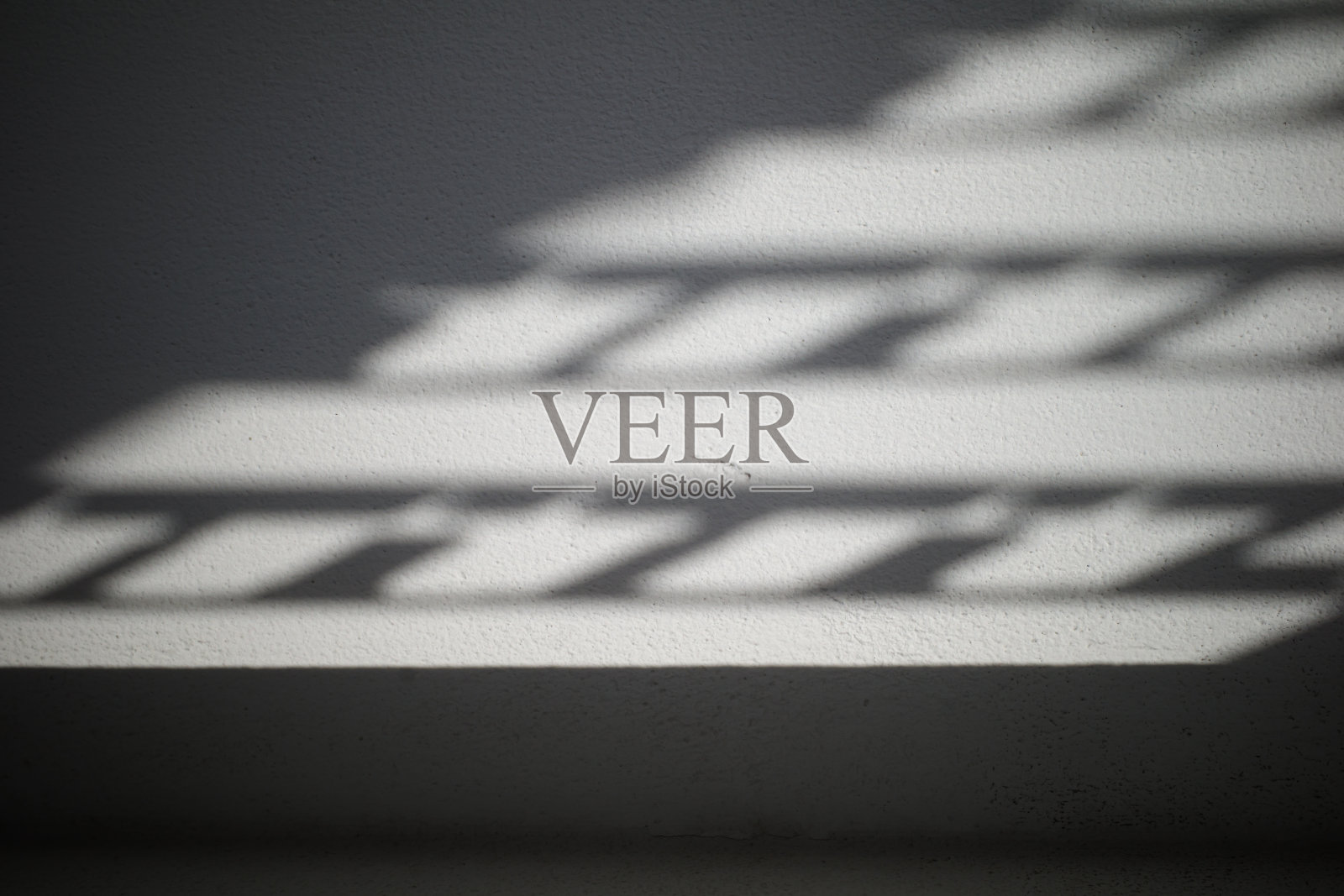 白色和灰色的墙壁纹理背景的建筑，光和阴影的锻铁，阳光在一个房间，抽象艺术，极简室内照片摄影图片