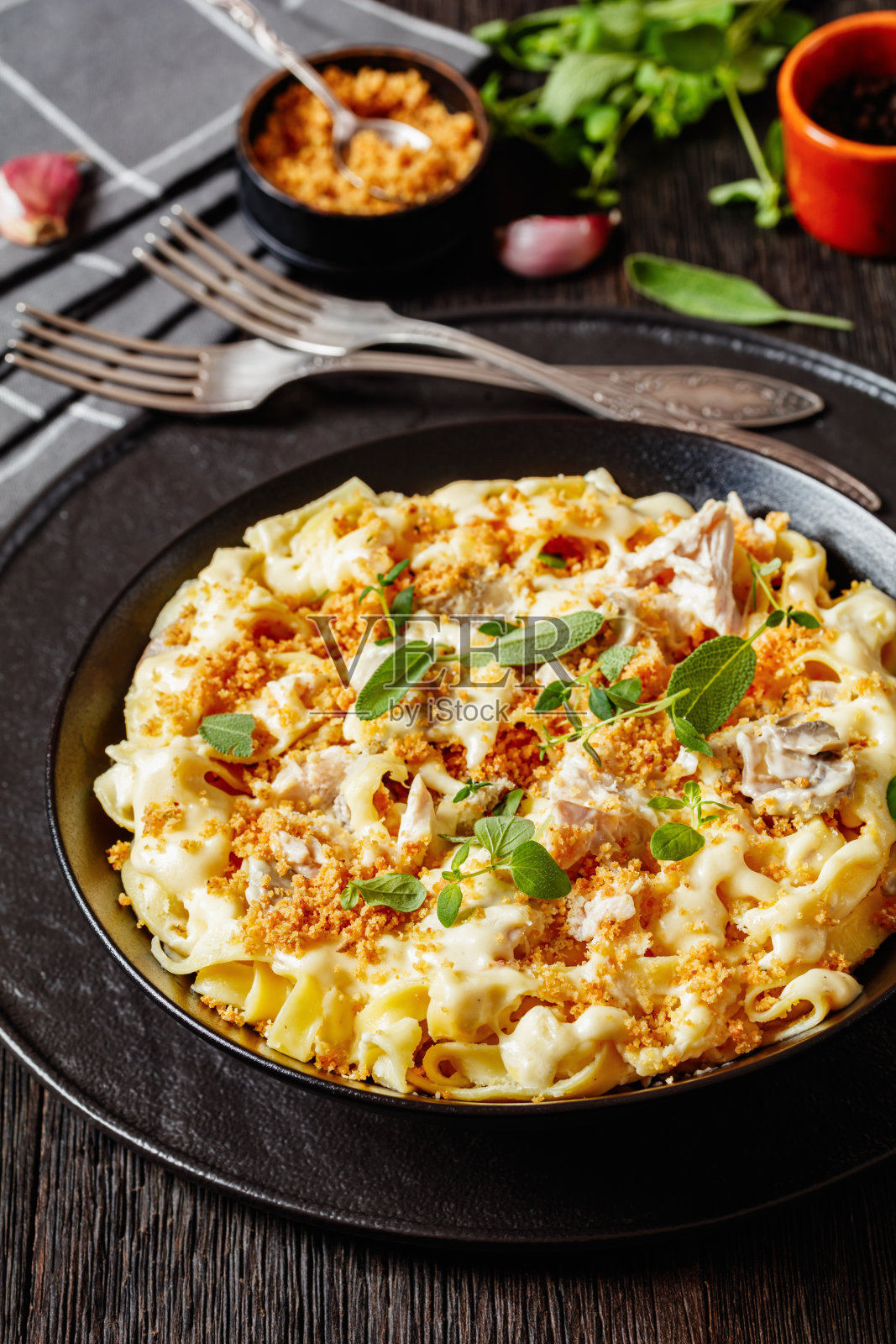 碗里的奶油鸡肉和蘑菇意大利面照片摄影图片