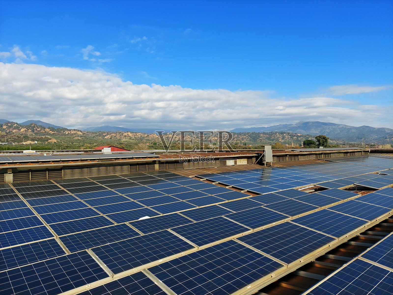 太阳能电池板是在屋顶工业建筑可再生能源水平仍然照片摄影图片