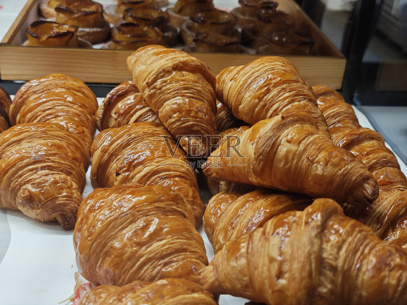 面包店里的牛角面包照片摄影图片