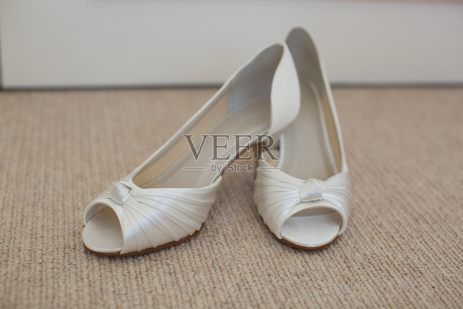 婚礼当天新娘的鞋子照片摄影图片