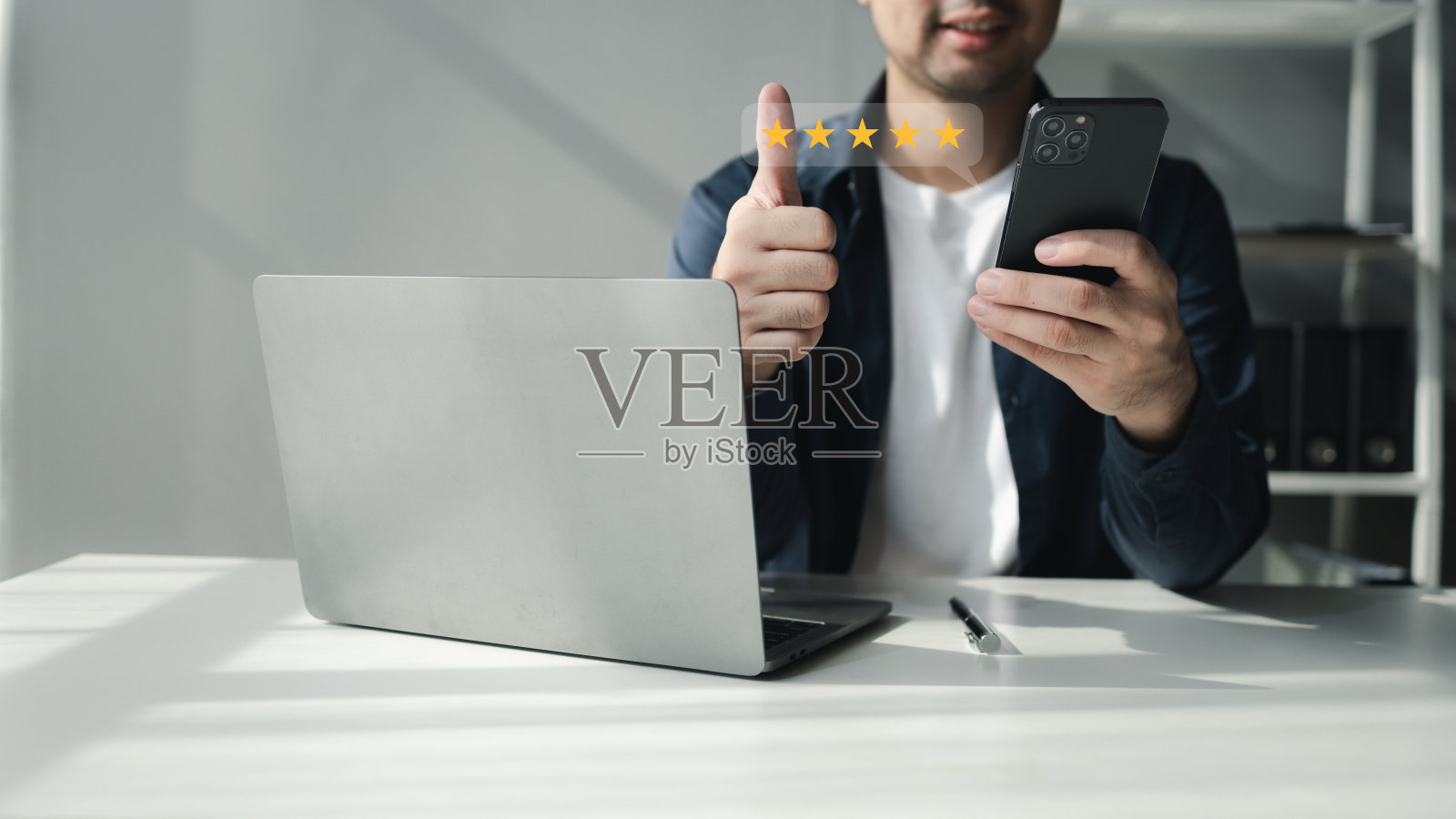 在使用该服务后对商店进行评价，在使用该服务后对商店提出意见和建议，对使用该服务的满意度进行评价。网上商店评论的想法。照片摄影图片