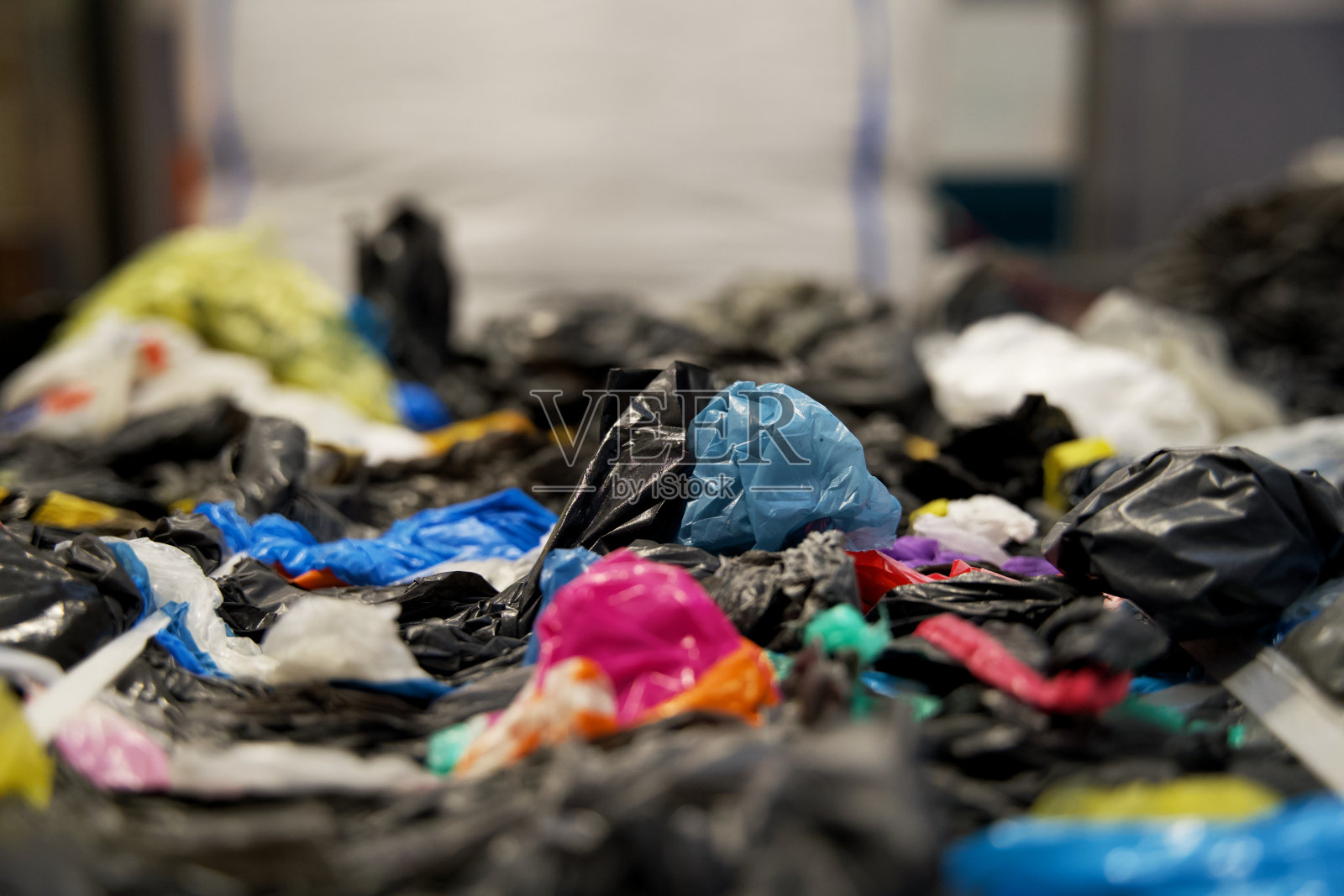 塑料回收工厂里堆积的塑料残渣照片摄影图片