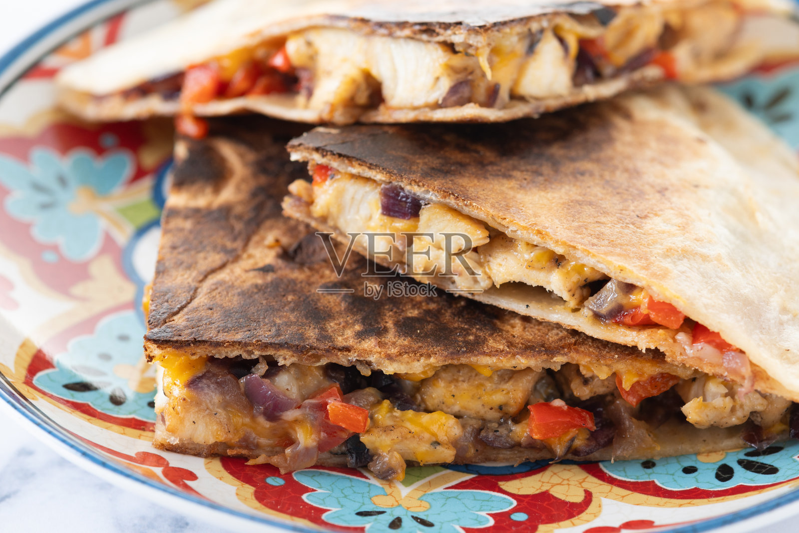 白色大理石上的墨西哥鸡肉玉米饼加奶酪和辣椒照片摄影图片