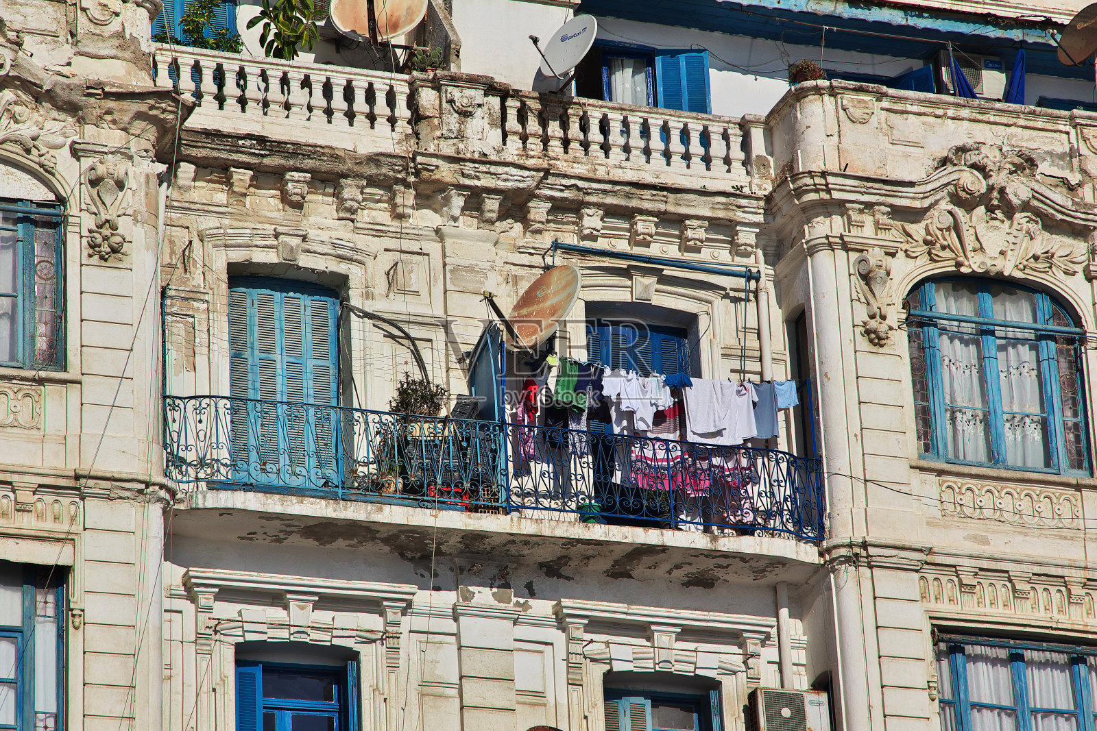 位于阿尔及利亚地中海上的一座古老的房子照片摄影图片