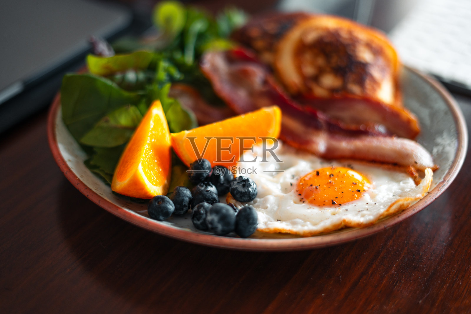 早餐煎饼，煎蛋，熏肉照片摄影图片