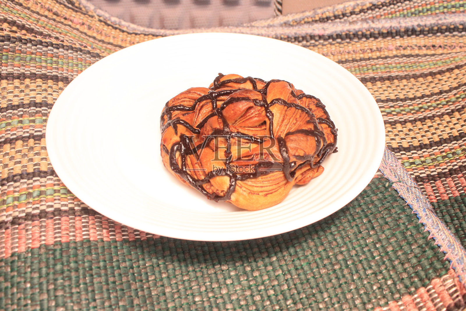 白色盘子里美味的巧克力面包照片摄影图片