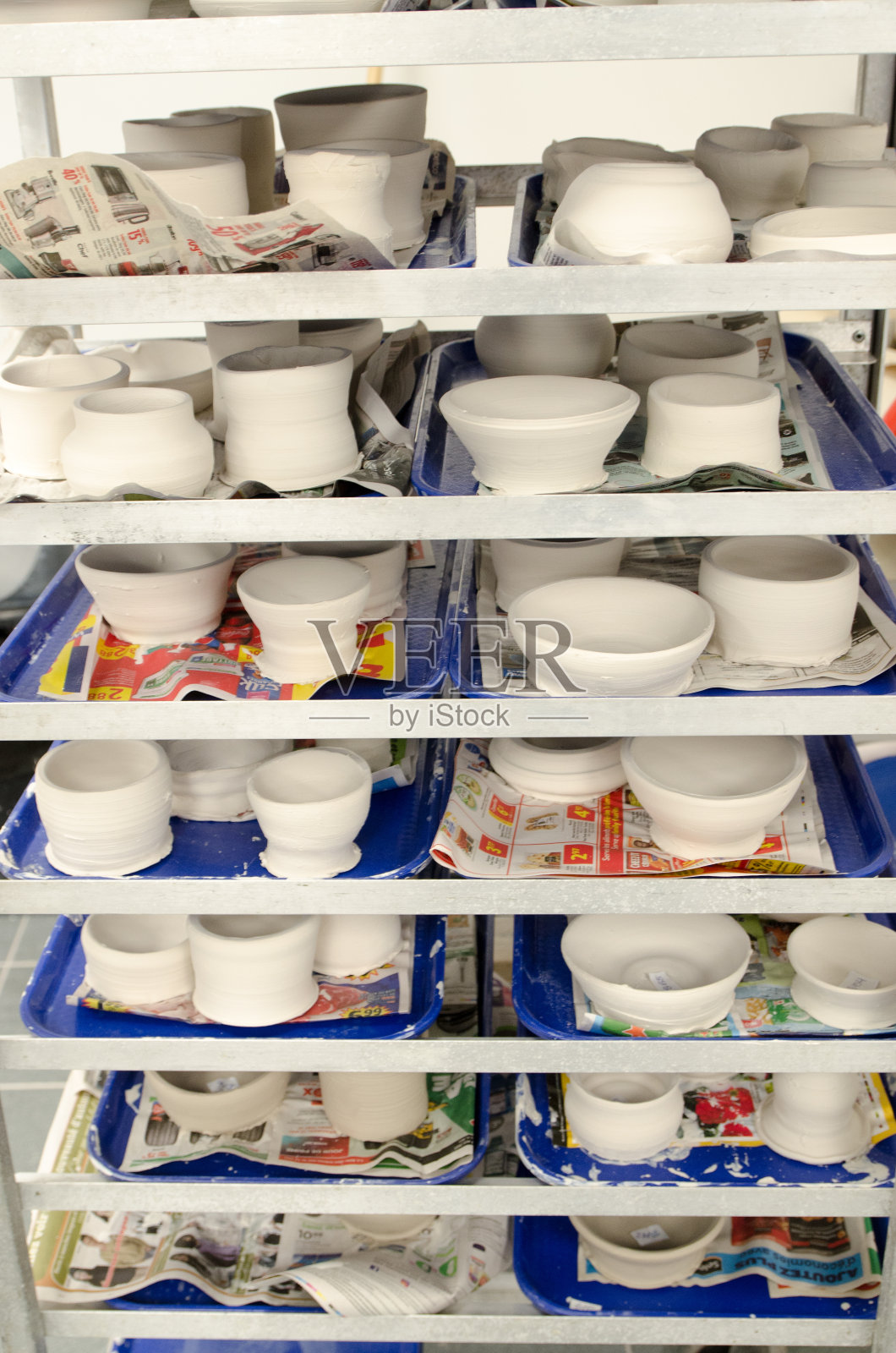 架子上的许多陶器照片摄影图片