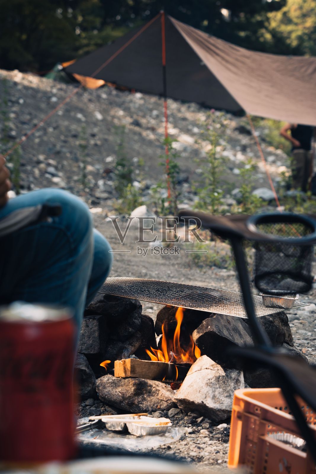 在日本奥多摩，一群人围着篝火，在附近搭起了帐篷照片摄影图片