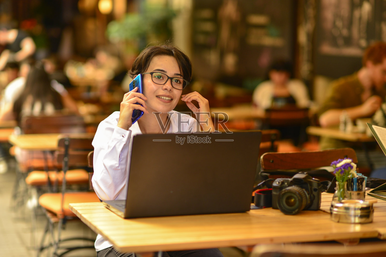从事商业分析和谈判的年轻女商人照片摄影图片