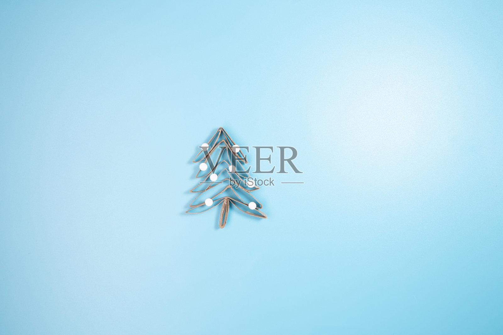 纸圣诞树工艺，回收概念照片摄影图片