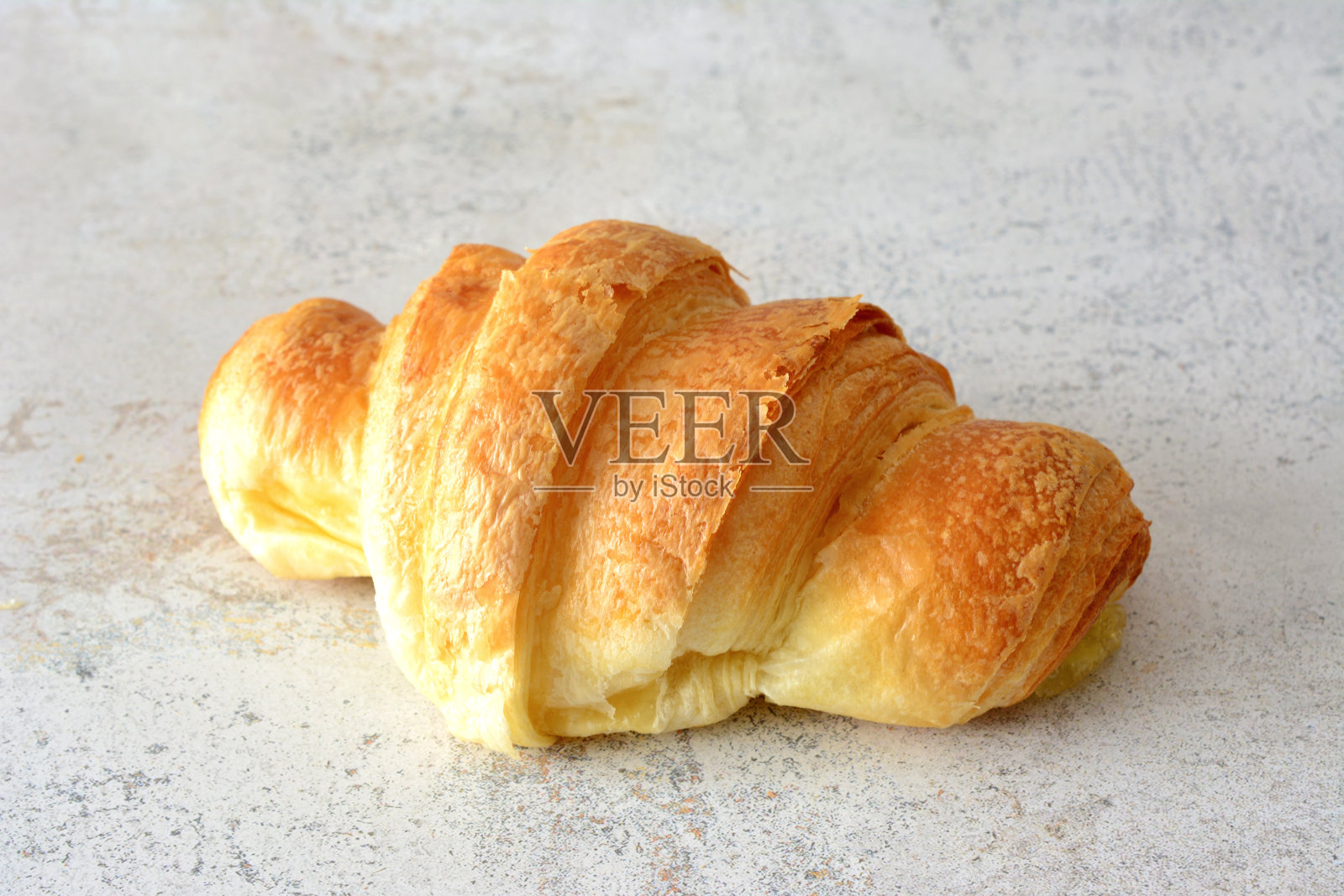 烤牛角面包孤立在灰色背景近距离照片摄影图片