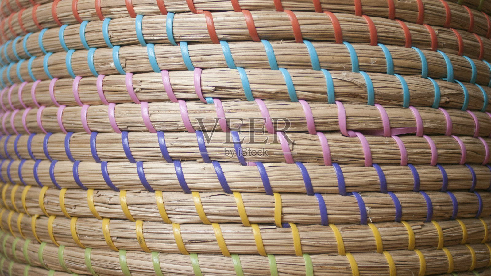 柳条篮子里的多色件照片摄影图片