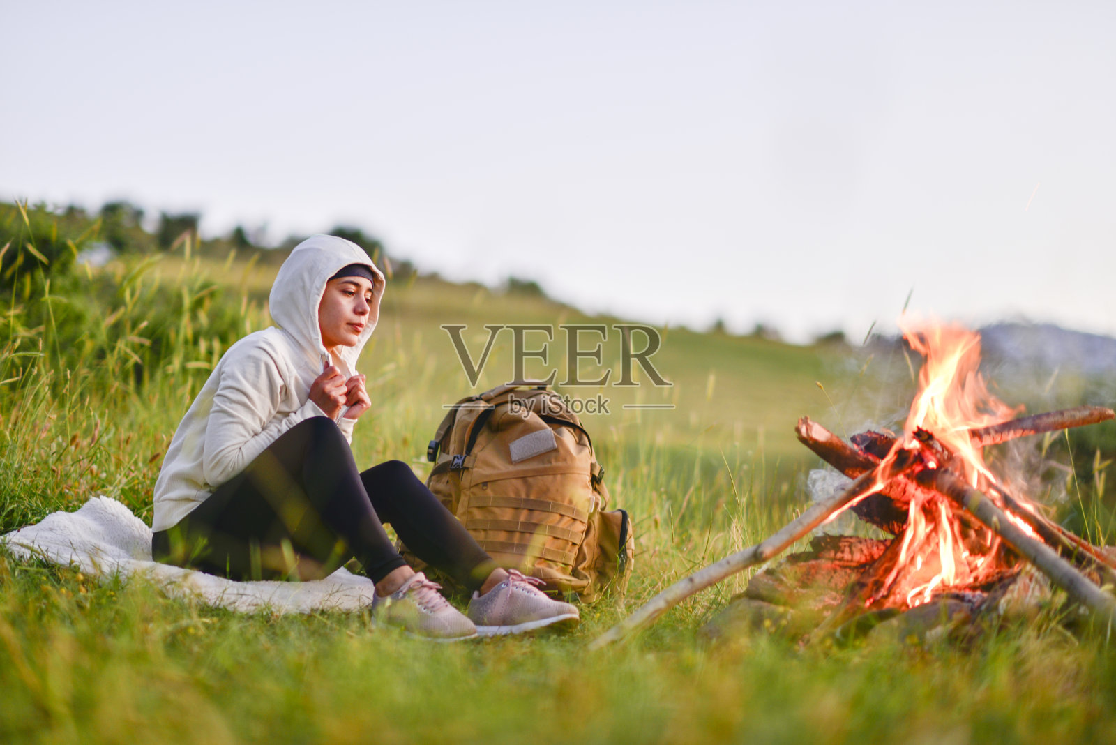 年轻的女登山运动员野营照片摄影图片