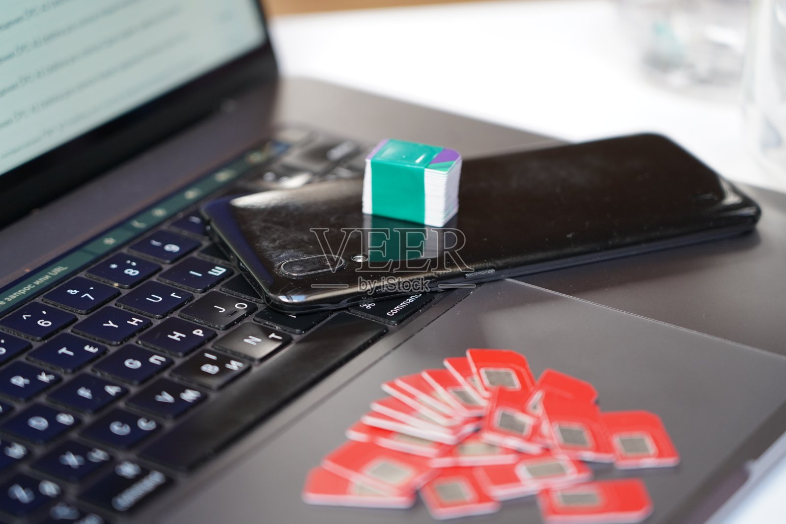 笔记本电脑键盘上有很多SIM卡。机器人农场。移动gsm卡照片摄影图片