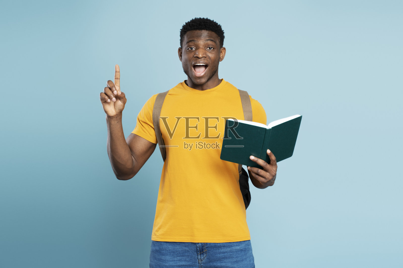 兴奋的聪明的非裔美国学生的肖像，背包拿着书，想法孤立照片摄影图片