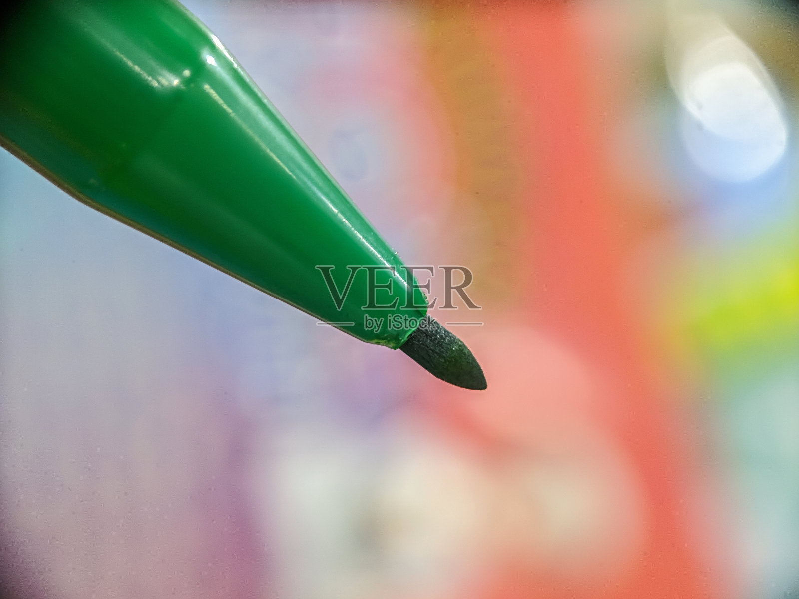 宏观的绿色标记顶端与模糊的背景照片摄影图片