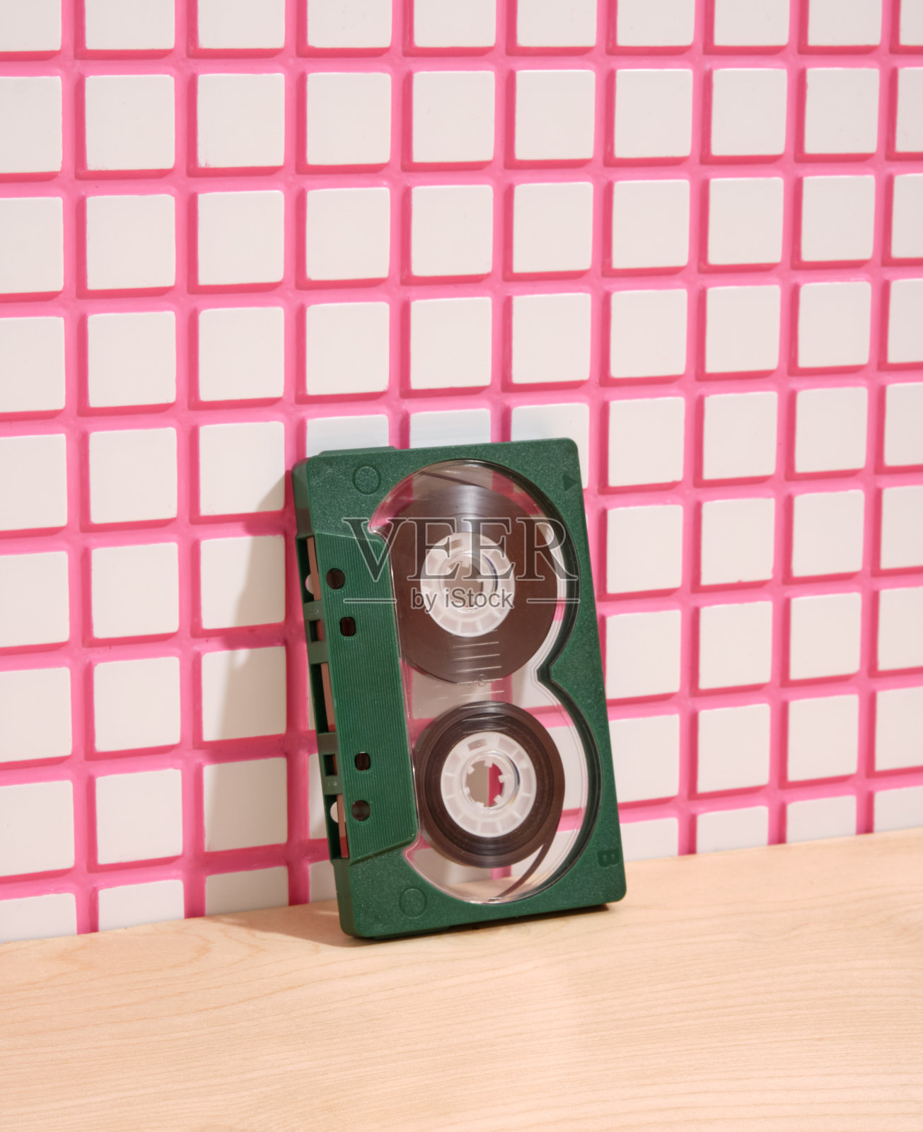 复古风格的形象。一个时尚的绿色音频复古卡带。复古的迪斯科。照片摄影图片