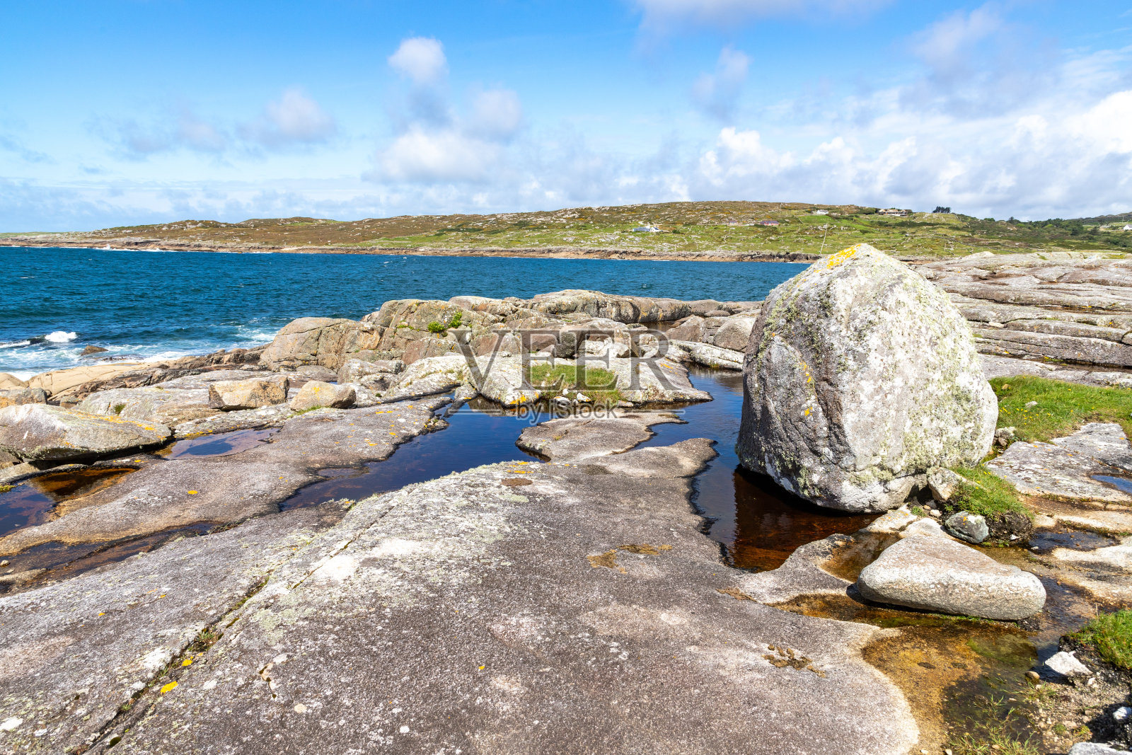 海滩、岩石和草地照片摄影图片