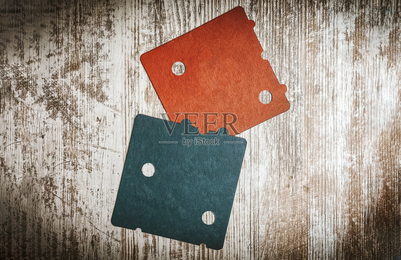 空白的黑色啤酒杯垫模型躺在灰色的桌子上。方形清晰的深色酒吧软木桌垫设计模拟顶部侧视图。方形杯子或瓶子地毯显示，孤立。照片摄影图片