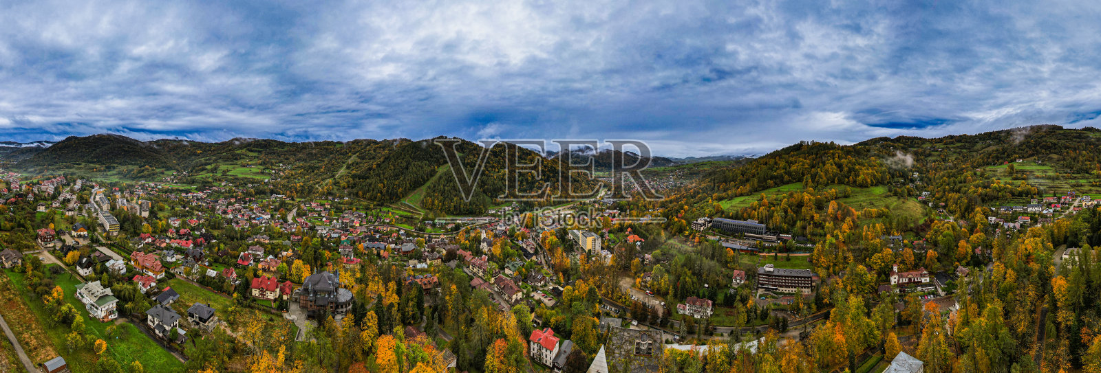 什恰夫尼察是波兰的一个温泉小镇，位于皮耶尼和贝斯基德Sądecki山脉的边界。Dunajec河，迷人的Grajcarek溪，空中无人机观景，秋日美景照片摄影图片