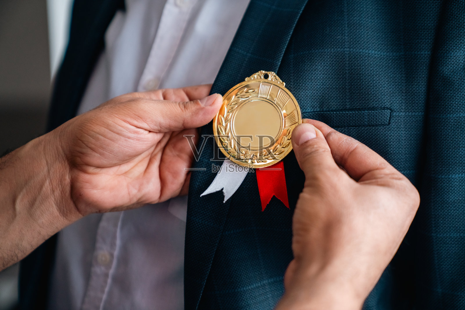 一名员工在工作中获得了作为成就奖励的丝带照片摄影图片