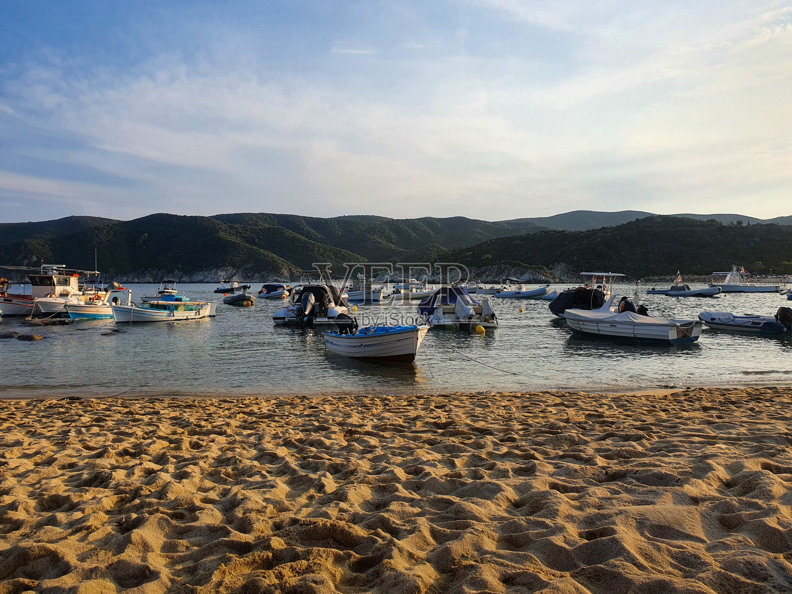 希腊海湾上的夕阳和船只照片摄影图片