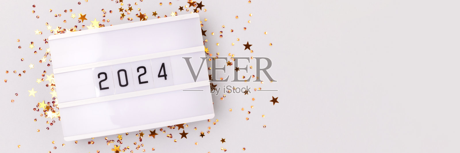 印有2024年数字和金色星星五彩纸屑的横幅。照片摄影图片