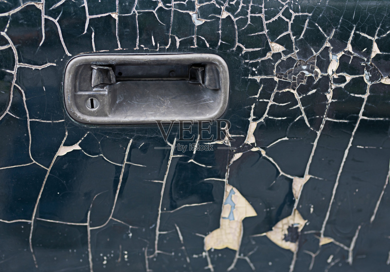 汽车门把手破损、油漆开裂都是使用寿命长造成的。照片摄影图片