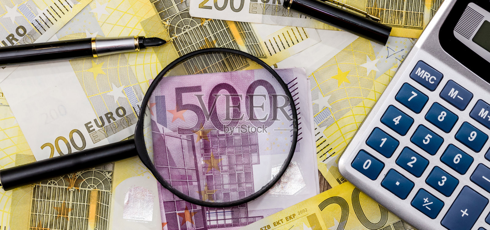 用放大镜看欧元纸币照片摄影图片