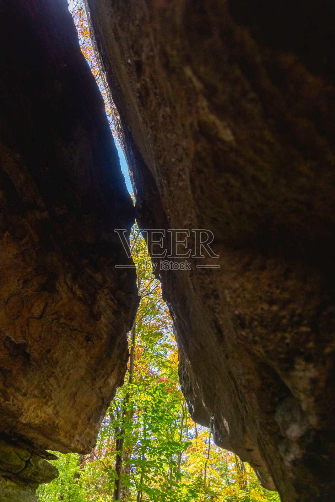 石城公园，纽约州奥林，秋天的森林，巨大的岩层照片摄影图片