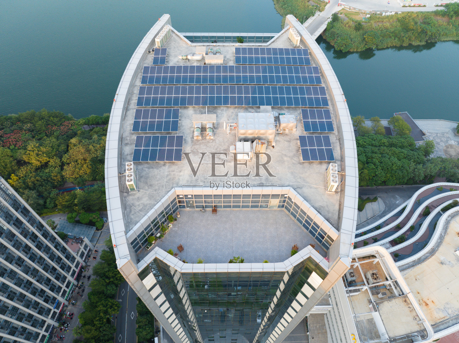 高层建筑上的太阳能瓦片照片摄影图片