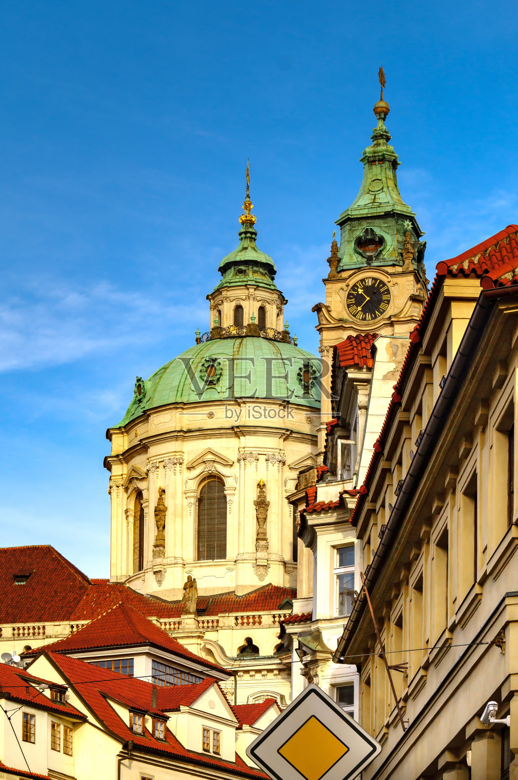 捷克共和国圣尼古拉斯教堂的城镇钟楼照片摄影图片