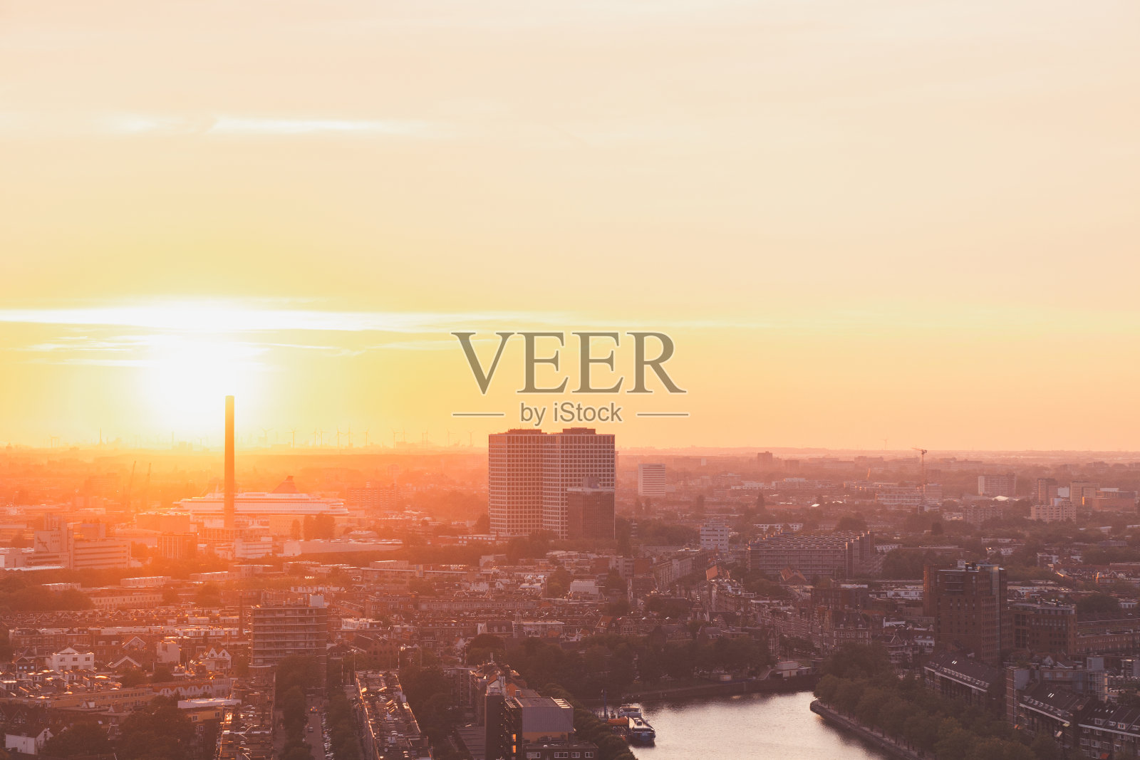 鹿特丹，夕阳西下。风电场和海港的红光照射。荷兰的日落照片摄影图片