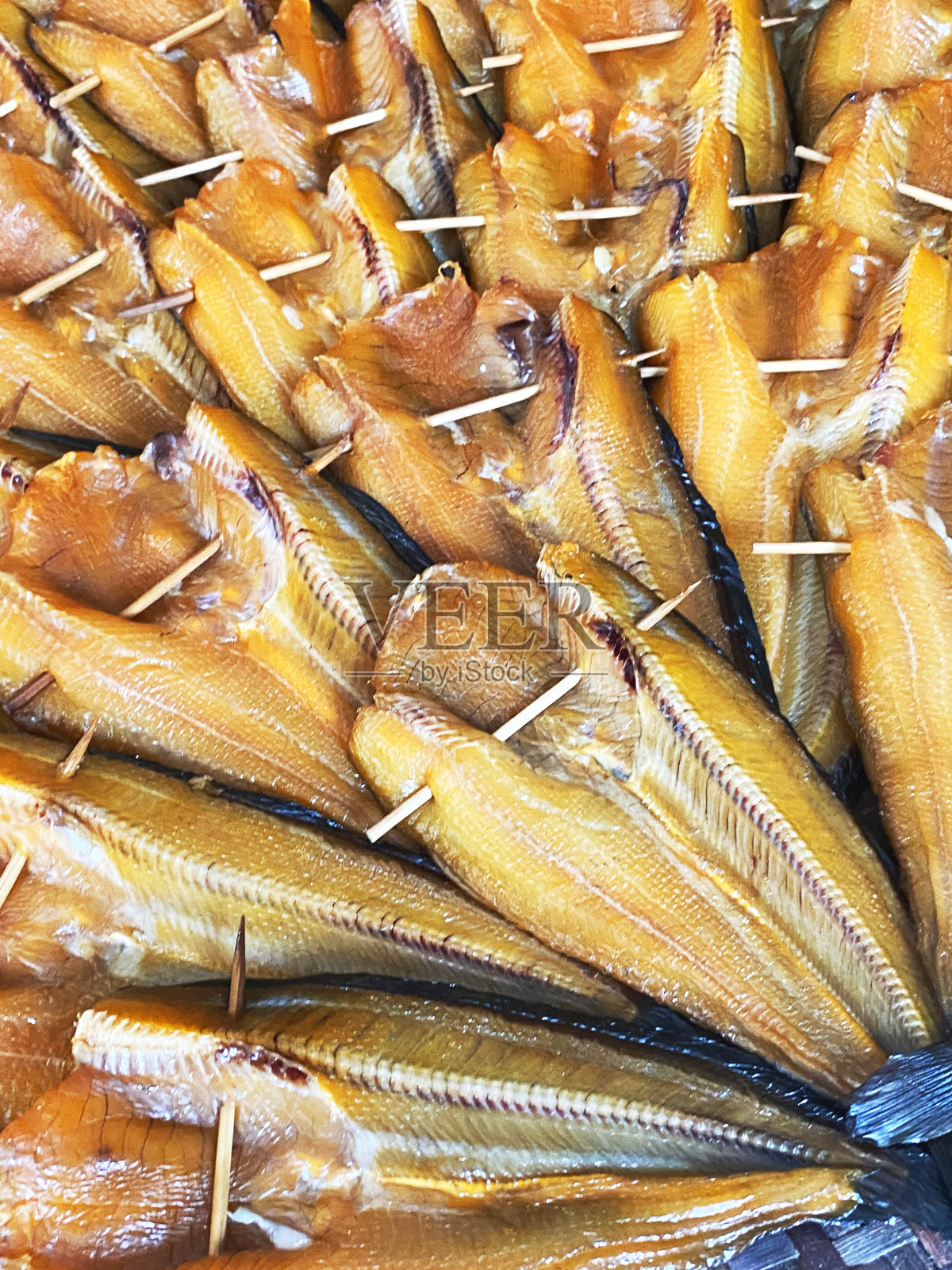 晒干的鲶鱼在泰国当地市场出售。照片摄影图片