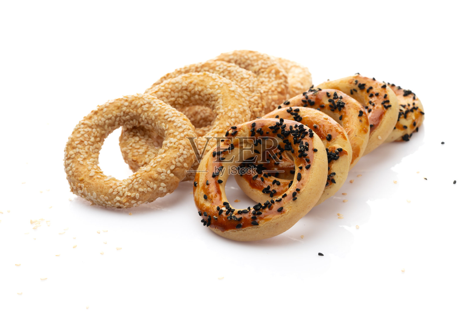 白色背景的土耳其小吃kandil百吉饼照片摄影图片