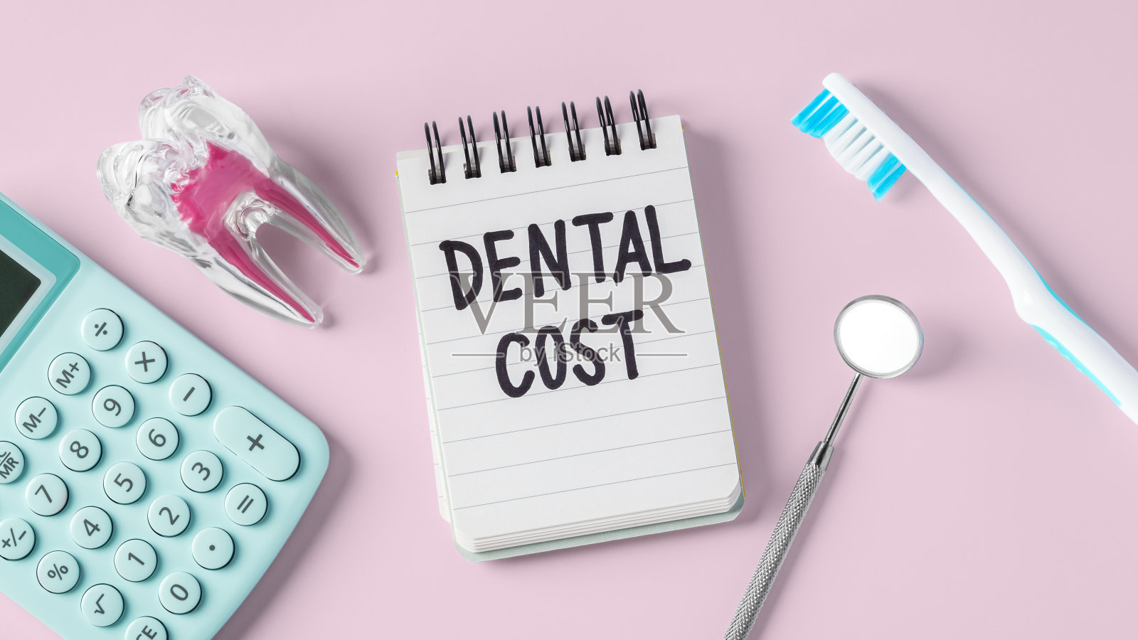 牙科成本概念，牙医工具，牙齿与计算器在粉红色的背景照片摄影图片