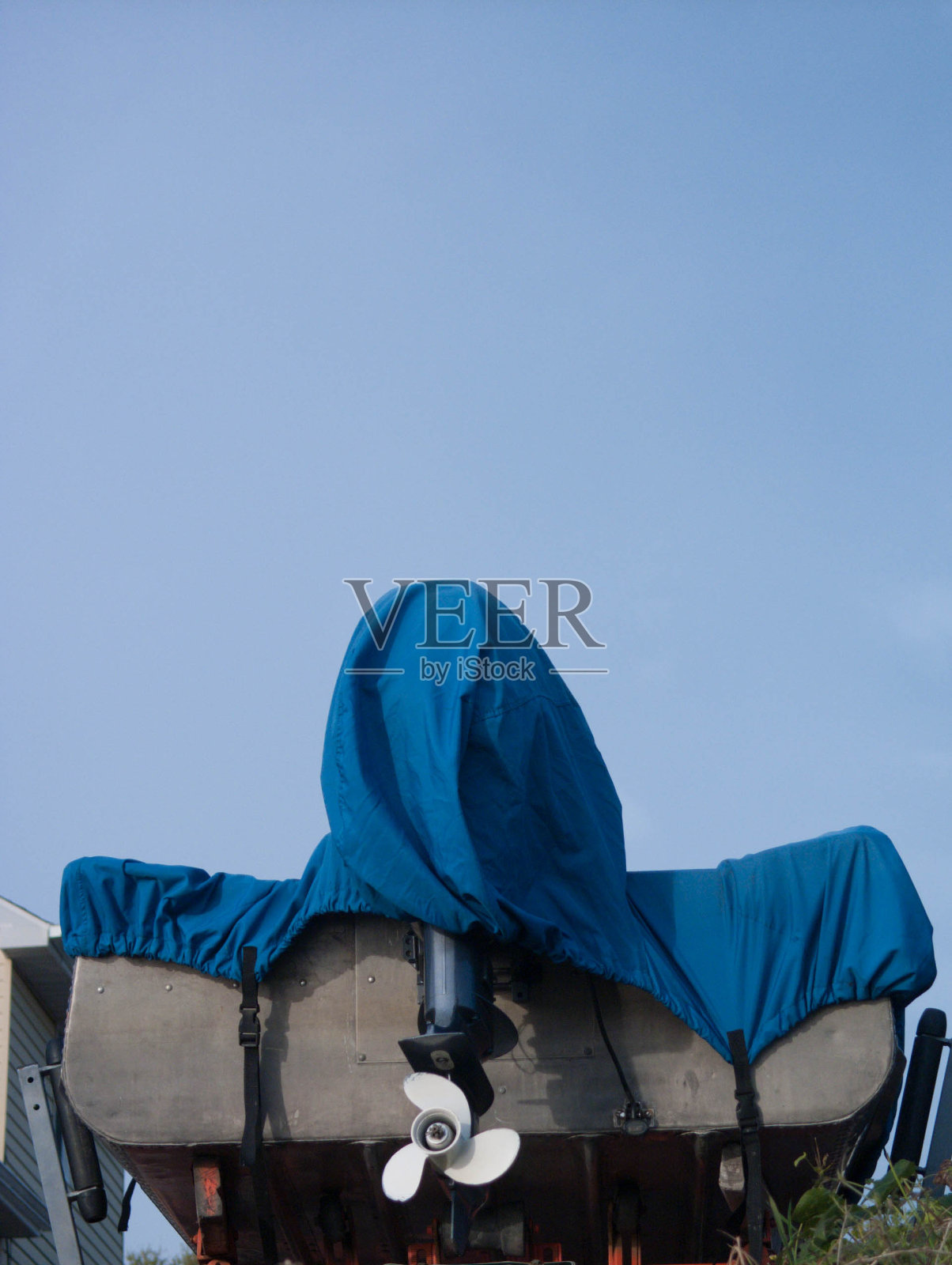 拖车上有盖的船，显示螺旋桨照片摄影图片