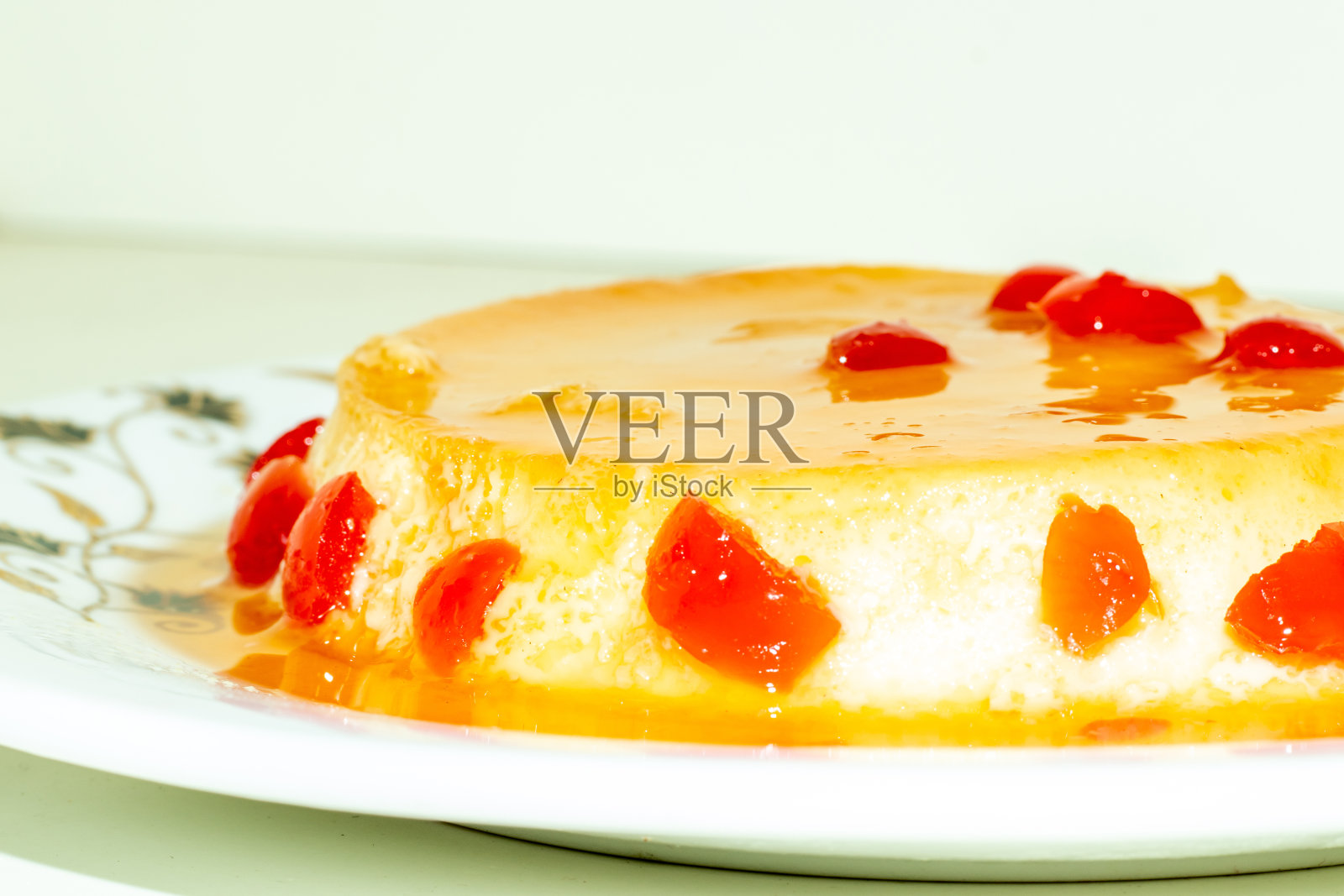 布丁是一种煮熟的甜食，由牛奶、糖、面粉和鸡蛋制成照片摄影图片